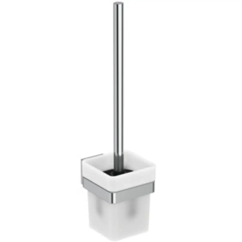 Bürstengarnitur von Ideal Standard mit einem Glasbehälter und einem langen, metallenen Griff. Der Behälter hat eine quadratische Form und steht stabil auf einer Fläche.